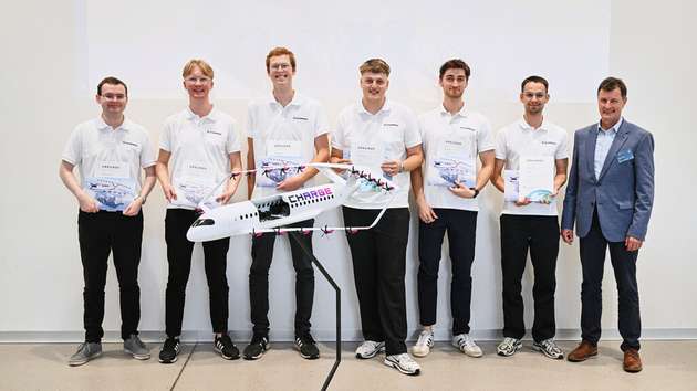 Siegerteam der TU Berlin, ihr Konzept Charge gewinnt DLR Design Challenge 2024
Von links: Clemens Ehrich, Mathias Tekkel, Luca Kriebel, Leonid Wenz, Tim Schulz, Lennart Wauer, Dr. Markus Fischer, DLR-Bereichsvorstand Luftfahrt