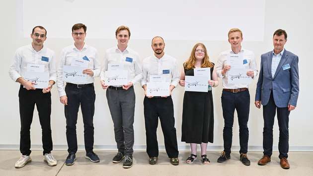 Team der TU Braunschweig, ihr Konzept VoltAirs-95 belegt 2. Platz bei der DLR Design Challenge 2024
Von links: Gent Gutaj, Christian Dietrich, Lukas Thiesen, Aleksandre Kobeshavidze, Anna Vorndran, Mika Rasch, Dr. Markus Fischer, DLR-Bereichsvorstand Luftfahrt