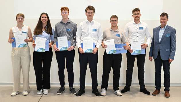 Team der DHBW Ravensburg, ihr Konzept Hyper belegt 3. Platz bei der DLR Design Challenge 2024
Jonna Bleeker, Lena Hennige, Julius Wildeboer, Lucas Weser, Jonas Schaur, Niclas Neufeld, Dr. Markus Fischer, DLR-Bereichsvorstand Luftfahrt