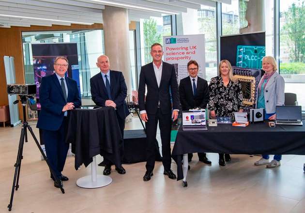 Im Bild: Quentin Pankhurst (Bio Hub), Gerald Buller (IQN), Peter Kyle MP, Douglas Paul (PNT), Kirsty Annand (QuantIC/Quantum sensing and timing), Viv Kendon (Q Computing)