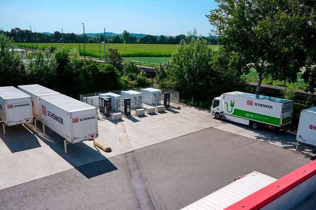 Strom für die Energiewende in der Logistik: Intilion versorgt mit seinen Speichern die E-Truck-Flotte der Deutschen Bahn.