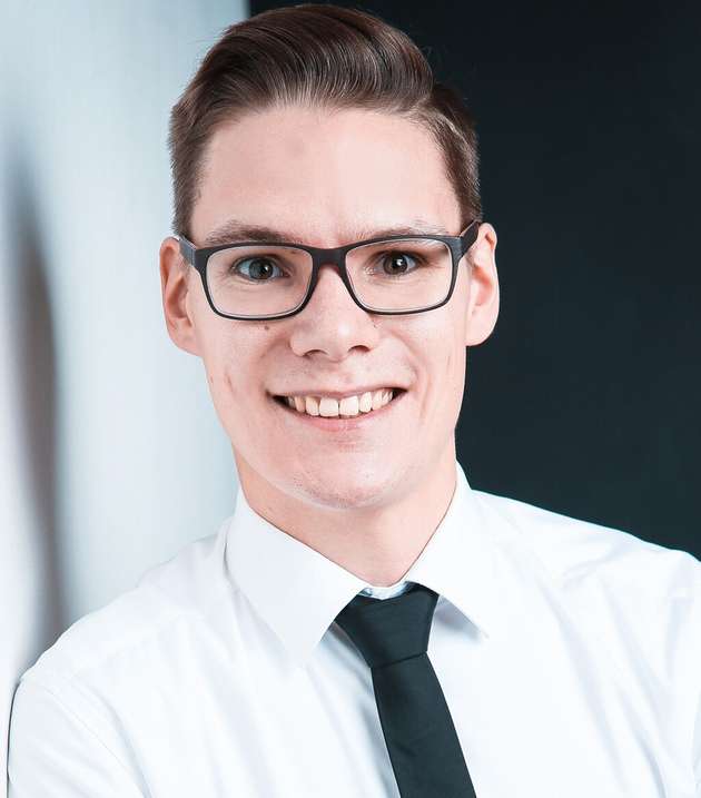 Fabian Geibel, Entwicklung Digitale Zwillinge, Bosch Rexroth: Bei Bosch Rexroth begleiten digitale Produktzwillinge die Produkte über den gesamten Lebenszyklus und machen die relevanten Daten und Modelle verfügbar. Wir planen, für unser gesamtes Portfolio, digitale Produktzwillinge bereitzustellen. Aktuell haben wir das bereits für über 300 Millionen Produktinstanzen – also gefertigte Produkte – realisiert. Basis ist der branchenübergreifende Standard der Verwaltungsschale, der für eine herstellerübergreifende Interoperabilität sorgt und durchgängige Wertschöpfungsketten ermöglicht. Dies bildet die technische Grundlage für den digitalen Produktpass. CO2-Fußabdruck, Dokumentationen, Zertifizierungen, Serviceinformationen und Reparaturanleitungen sind inhaltlicher Teil des Digitalen Produktpasses. Darüber hinaus werden durch Bereitstellung von zum Beispiel Simulationsmodellen, Stücklisten und technischen Daten die Zeitaufwände in der Entwicklung und in der Inbetriebnahme von Maschinen deutlich reduziert.