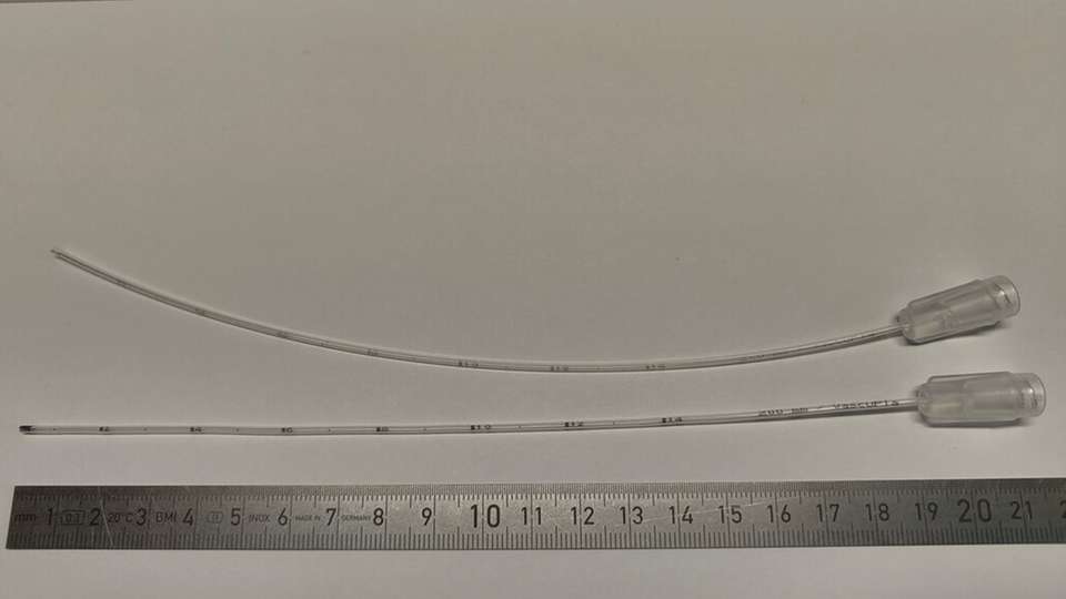 Prototyp Arterienkatheter, Bedruckung FEP-Schlauch und anschließender Klebeverbund zwischen FEP-Schlauch / ABS-Verbinder; Referenz (oben), Plasmabeschichtung auf FEP-Schlauch (unten)