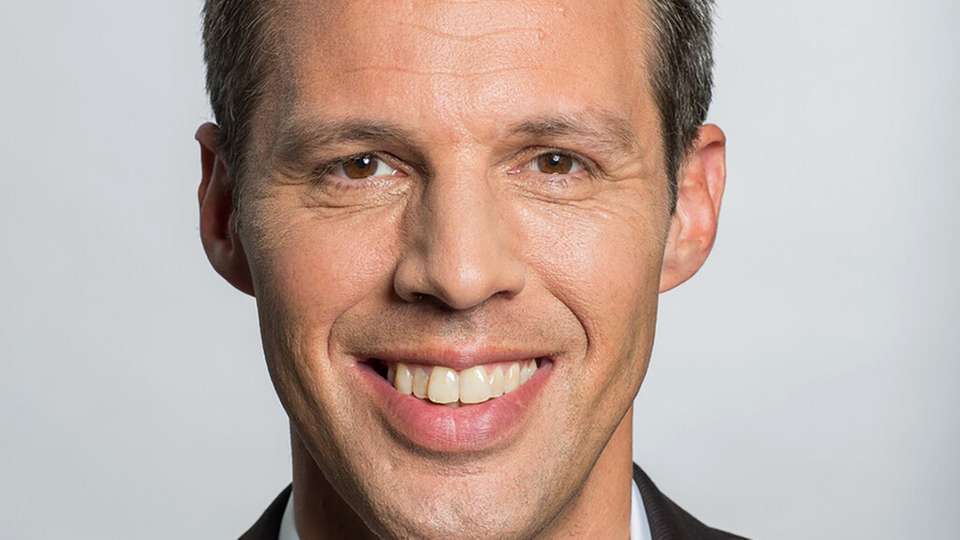 Wärmewende in der Industrie Martin Schichtel promovierte in Chemie an der Universität des Saarlandes. Er arbeitete 20 Jahre in der Materialentwicklung, etwa in der Keramik. 2014 gründete er Kraftblock zusammen mit Susanne König, um mit einem nachhaltigen und kostengünstigen Hochtemperatur-Speicher die Industrie zu dekarbonisieren und die Energiewende zu ermöglichen.