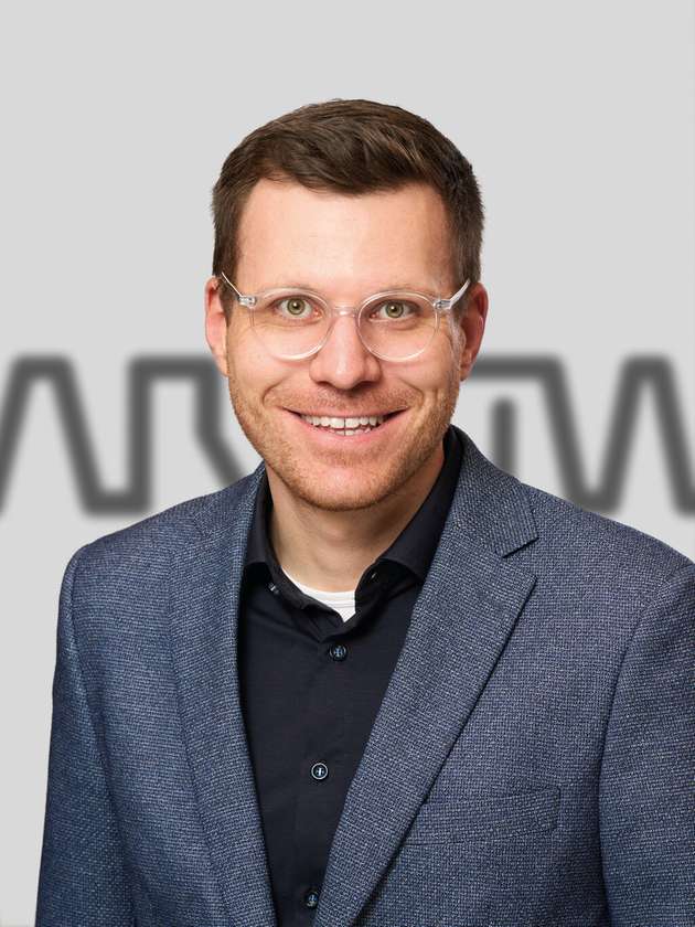 Philip Mai, Global Engineering Director – Automotive & Transportation, Arrow Electronics: Die entscheidenden Aspekte bei der Entwicklung von Komponenten sind eng mit den Anforderungen der Konsumenten verzahnt, etwa die Reichweite des Fahrzeugs. Beispiele hierfür sind die Reduzierung von Ruheströmen bei ICs oder auch die Verringerung der Leitungswiderstände, sowie Schaltverlusten bei Leistungshalbleitern. Neben der Reichweite steht mittlerweile immer mehr direkt oder indirekt das Thema Software im Fokus. Sei es durch erhöhte Ansprüche an die ADAS, das Infotainment, die Smartphone Integration oder die App des Fahrzeuges. Daher gilt es, die Softwareentwicklung von Beginn an zu integrieren und damit Innovationen schnellstmöglich einzubringen. Beispiele hierfür sind unter anderem Complex-Device-Driver (CCD) für Motor-Control ICs oder auch der MCAL für MCUs. 