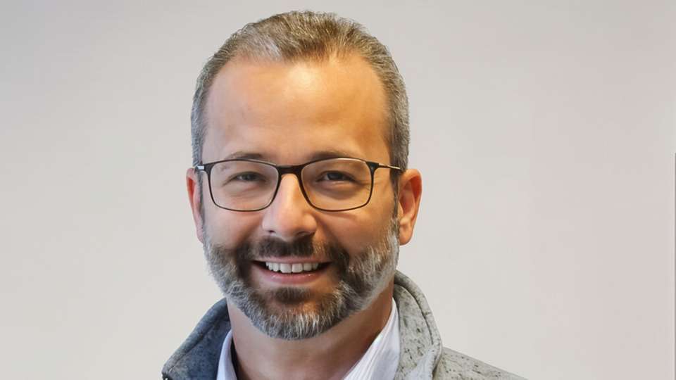 Dekarbonisierung von Schlüsselindustrien Felix Ortloff ist Senior Director des CoC Carbon Capture Solutions der GEA Group AG und verantwortet die Entwicklung und Implementierung des Technologieportfolios. Er verfügt über mehr als zehn Jahre Erfahrung in thermischen Trenntechniken, war Abteilungsleiter Scrubber Systems (GEA Wiegand) und F&E-Gruppenleiter am DVGW. Er promovierte am Karlsruher Institut für Technologie.