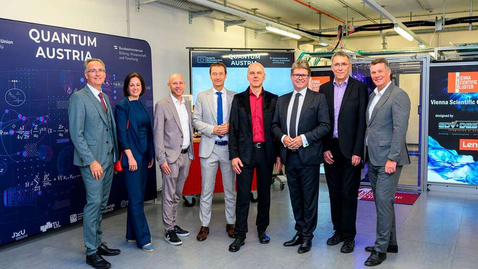 Von links: Peter Ertl (TU Wien), Nora Sikora-Wentenschuh (BOKU University), Alexander Freischlager (JKU Linz), Ronald Maier (Uni Wien), Ernst Haunschmid (TU Wien), BM Martin Polaschek (BMBWF), Alexander Ostermann (Uni Innsbruck) und Horst Bischof (TU Graz).