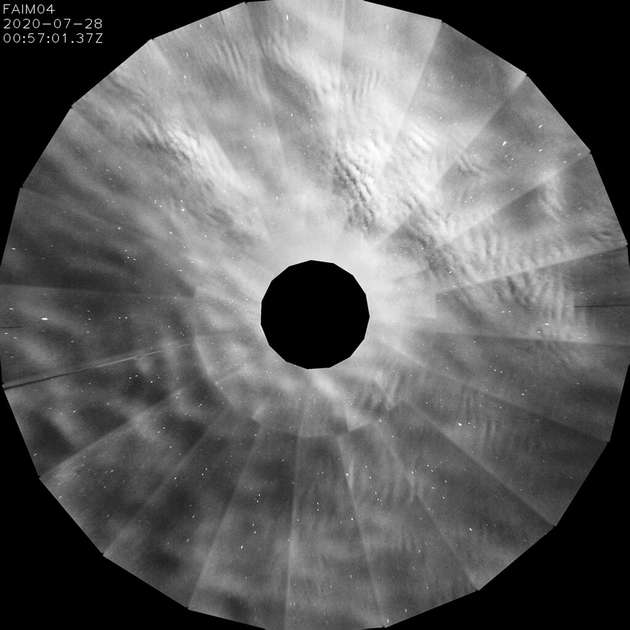 Im Airglow-Bild sind die durch die Schwerewellen verursachten „Rippeln“ gut zu erkennen.