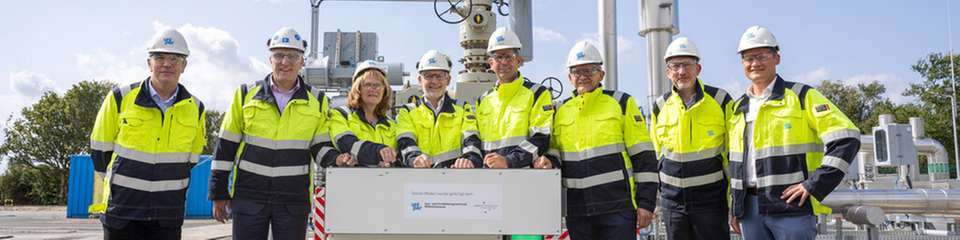 Symbolischer Start der H2-Speicherung am Kavernenplatz in Krummhörn mit einem Modell gefertigt von Unipers Aus- und Fortbildungszentrum Wilhelmshaven und der Jade Hochschule. Bei feierlichen Eröffnung: Doug Waters, Holger Kreetz, Hilke Looden, Michael Lewis, Olaf Lies, Olaf Meinen, Frank Holschumacher, Martin Strzeja.