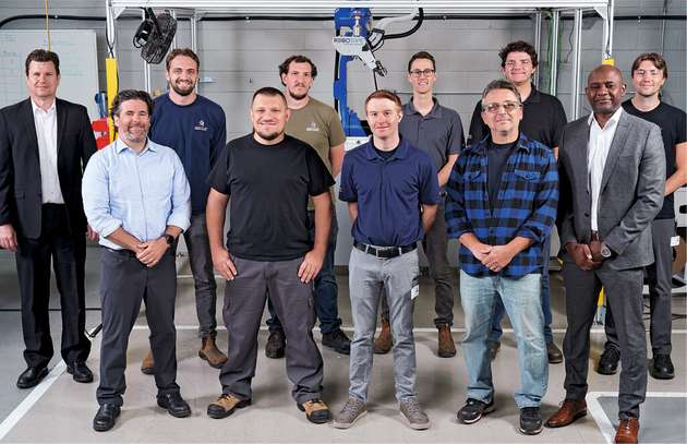 Die Engineering-Experten von Innovative Automation und Beckhoff im RoboTape-Werk in Newmarket, Ontario: (hintere Reihe, von links) Jim Fallowfield (Beckhoff) mit dem Innovative-Automation-Team: Josh Vander Doelen, Sean Wilson, Sean Robillard, Quinton Potts, Carter Metcalf, (vordere Reihe) Michael Lalonde, Mike Likernyy, Zac Cutt, John Marinuzzo und Paul Pierre (Beckhoff).