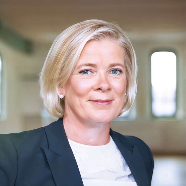 Anne Katrin Hagel, Director Sustainability Solutions, Engie Impact: Hohe Anfangsinvestitionen schrecken bereits Investoren ab. Gezielte staatliche Anreize und Finanzierungen wie Green Bonds oder PPAs können helfen. Stabile politische Rahmenbedingungen, international harmonisierte Standards und Maßnahmen zur Netzstabilität schaffen langfristige Planungssicherheit. Wichtig ist auch die ökologische und soziale Akzeptanz: Windparks können die Tierwelt beeinträchtigen, Lärm verursachen und auf Vorbehalte in der Bevölkerung stoßen. Umweltprüfungen, Aufklärungskampagnen und die Einbeziehung der lokalen Bevölkerung minimieren Widerstände und fördern die Akzeptanz. Mit diesen Ansätzen kann die Windenergiebranche nachhaltig wachsen und einen Beitrag zur Energiewende leisten.