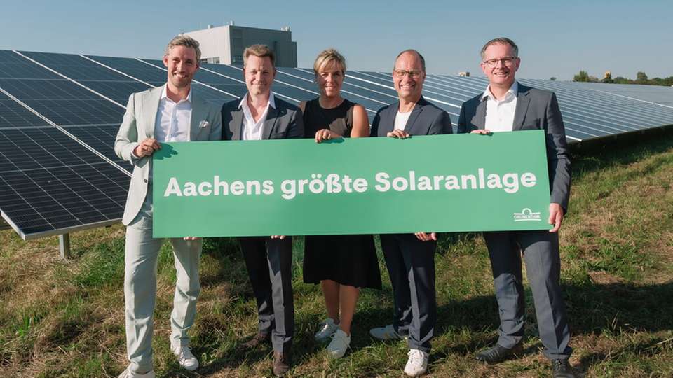 Dave Gebauer, Geschäftsführer Solarimo GmbH, Gabriel Baertschi, CEO Grünenthal, Mona Neubaur, stellvertretende Ministerpräsidentin des Landes Nordrhein-Westfalen, Christoph Hausser, Standortleiter Grünenthal Deutschland, und Niklas Wiegand, Geschäftsführer Engie Deutschland (v. l. n. r.), bei der Einweihung Aachens größter Solaranlage.