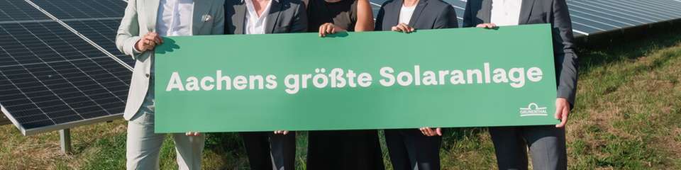 Dave Gebauer, Geschäftsführer Solarimo GmbH, Gabriel Baertschi, CEO Grünenthal, Mona Neubaur, stellvertretende Ministerpräsidentin des Landes Nordrhein-Westfalen, Christoph Hausser, Standortleiter Grünenthal Deutschland, und Niklas Wiegand, Geschäftsführer Engie Deutschland (v. l. n. r.), bei der Einweihung Aachens größter Solaranlage.