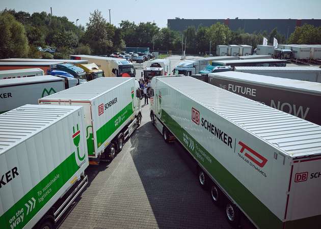 Luftaufnahme der sternformig parkenden E-Trucks auf dem Schenker Gelände.