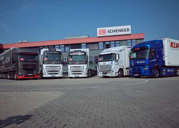 Die E-Trucks parken in einer Reihe auf dem Schenker Gelände.