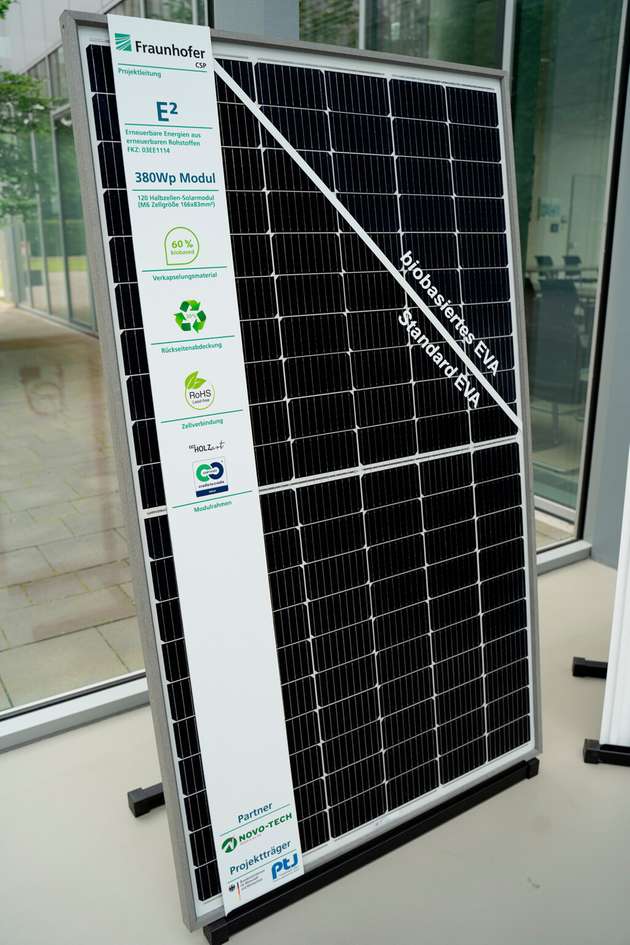 Das 380-Watt-Solarmodul entstand als „Bio-Modul-Prototyp“ innerhalb des Projekts „E2 – E-Quadrat. Erneuerbare Energien aus Erneuerbaren Rohstoffen“.