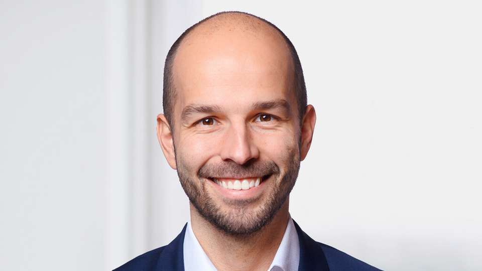 KI – Aber wie? Dr. Clemens Wolf verantwortet bei Rothbaum das Geschäftsfeld Digital Operations. Sein Ziel ist es, mit Klienten aus Industrie und Handel die Digitalisierung voranzutreiben und die Operations mit modernen Technologien zu unterstützen. Der promovierte Astrophysiker war zuvor als Data Scientist in der Lufthansa Gruppe und bei Kion tätig.