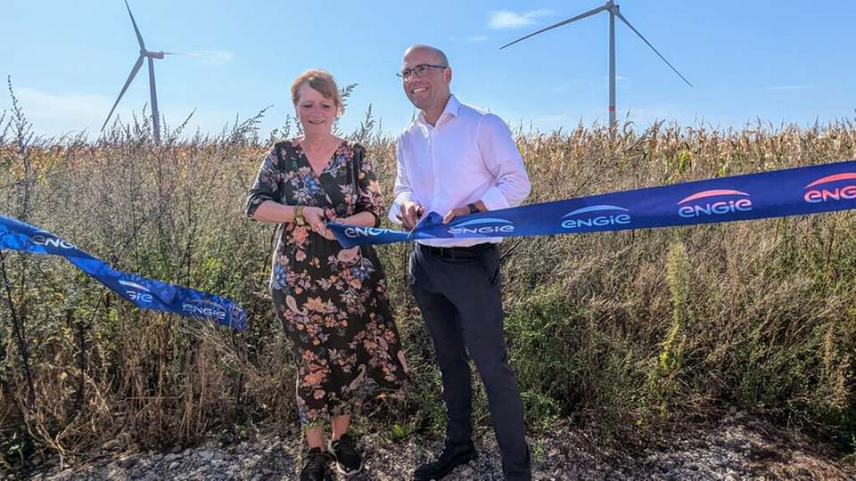 Annegret Schwarz, Bürgermeisterin der Einheitsgemeinde Stadt Bismark (Altmark), und Malte Künzer, Direktor Projektentwicklung & Bau Wind & PV bei Engie Deutschland Erneuerbare, weihten feierlich den Windpark Querstedt-Badingen ein.