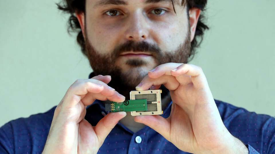 Der Physiker Michele Segantini demonstriert, wie kompakt der EPRoC-Sensor ist.