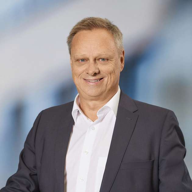 Gerald Pilotto, Chief Products & Innovation Officer, Bilfinger: „Als Industriedienstleister begleiten wir täglich Kunden aus der Prozessindustrie bei der Digitalisierung. Diese Transformation ist essenziell, um wettbewerbsfähig zu bleiben – weil neue Technologien nicht nur die Produktivität enorm steigern, sondern auch neue, datengetriebene Geschäftsmodelle generieren. Im Zentrum steht die Anlagenperformance: Der Einsatz von KI ermöglicht es, Daten entlang der Wertschöpfungskette automatisiert zu erfassen und zu analysieren, um Muster zu erkennen und Vorhersagen zu treffen. So werden konkrete Optimierungs- und Einsparpotentiale zur Steigerung von Effizienz und Nachhaltigkeit aufgezeigt. Entscheidend ist es, beim Datenaustausch über verschiedene Quellen wie Sensoren, Drohnen oder ERP-Systeme hinweg maximale Datensicherheit zu gewährleisten.“