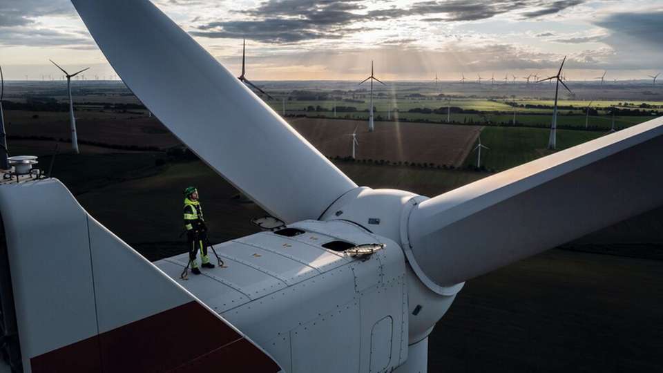 Für alle Windenergieanlagen an Land und auf See übernimmt Dekra als zugelassene Überwachungsstelle (ZÜS) die Prüfung der Befahranlagen und Druckbehälter während der gesamten Betriebsphase.