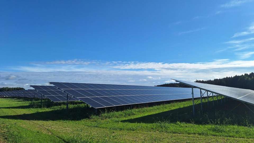 Die EnBW hat am Solarpark Haslach in Rot an der Rot klimaneutral produzierte Solarmodule und Wechselrichter verbaut. 