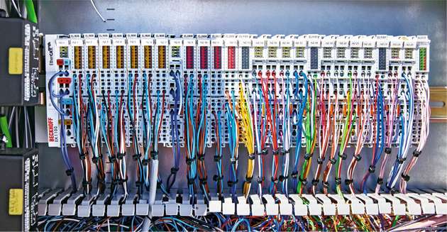 Einer von zahlreichen EtherCAT-Klemmensträngen in einem der insgesamt neun Schaltschränke für die Steuerungstechnik und Leistungsversorgung.