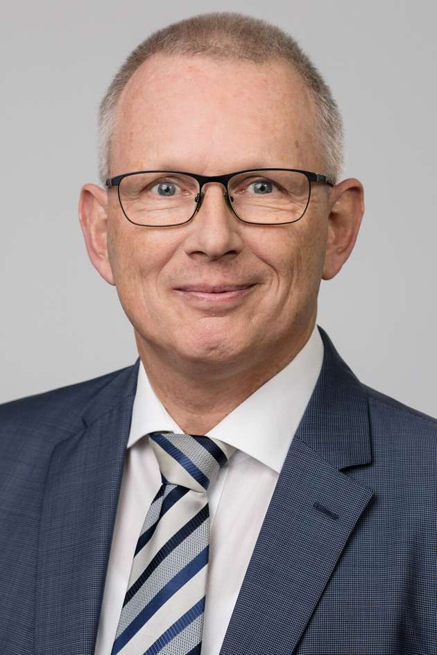 Michael Przytulla, Referent Industrie 4.0, VDMA Fachverband Verfahrenstechnische Maschinen und Apparate: „Die digitale Transformation hat in der Prozessindustrie schon lange Einzug gehalten. Digitale Abbilder der Prozessanlagen, vernetzte Geräte und Sensoren eröffnen neue Möglichkeiten bei der Planung, Simulation und Echtzeitüberwachung. Daten werden im Digitalen Produktpass erfasst. Nachhaltigkeitsanforderungen werden durch optimierten Energieverbrauch und reduzierten Abfall unterstützt, Machine Learning kann die Produktionssteuerung optimieren und Probleme verringern oder gar vermeiden. Aber durch die Einbindung ins Internet werden Prozessanlagen anfälliger für Hackerangriffe. Regularien wie der Cyber Resilence Act (CRA) und die NIS2-Richtlinie schaffen die Grundlagen zum Schutz kritischer Infrastruktur.“ 