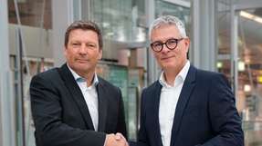 Besiegeln Zusammenschluss: Andreas Sack, Segment Development Manager Abwasserbehandlung Nordeuropa & Zentralasien (links), und Stefan Wilken, Regional Head of Sales Water & Industrial Business Unit – NECA.