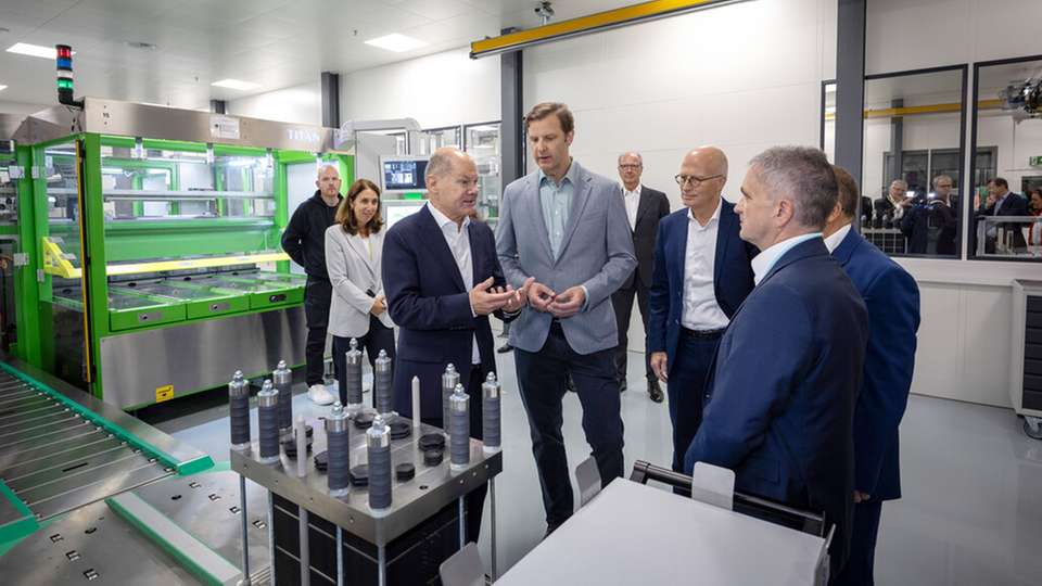 Bundeskanzler Olaf Scholz (vorne links) besichtigt gemeinsam mit Quest-One-CEO Robin von Plettenberg (vorne, Zweiter von links), Hamburgs Bürgermeister Dr. Peter Tschentscher, Hamburgs (vorne, Dritter von links) und MAN-Energy-Solutions-CEO Dr. Uwe Lauber (vorne rechts) die neue Elektrolyse-Stack-Fertigung in Hamburg.