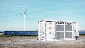 Einer der zwölf Seecontainer mit Batterien, er gehört neben sechs Windturbinen und 115.000 Solarmodulen zum Energiepark Haringvliet Zuid von Vattenfall in den Niederlanden. 