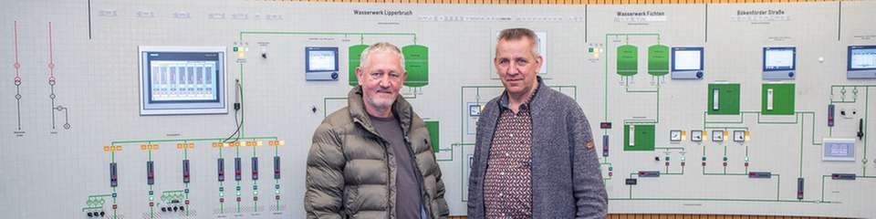 Uwe Hense (rechts), Betriebsleiter der Wasserwerke Lippstadt zusammen mit Stefan Klancicar, Account Manager Wasser- und Umwelttechnik bei Bürkert. „Es ergeben sich deutliche Kosteneinsparungen durch geringere Kontrollen der Messstellen und den gesunkenen Wartungsaufwand. Unser Personal hat nun für wichtigere Aufgaben mehr Zeit“, so Hense.