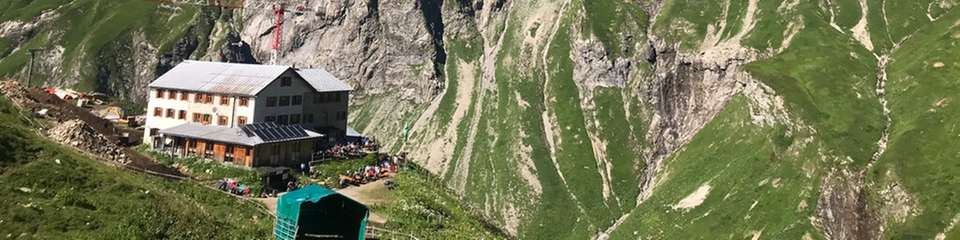 Auf 1.844 m Höhe thront die Kemptner Hütte bei Oberstdorf. Als eine der größten Hütten des Deutschen Alpenvereins (DAV) in den Allgäuer Alpen bietet sie Fernwanderinnen und Fernwanderern sowie Bergbegeisterten umgeben von majestätischen Gipfeln einen Rast- und Rückzugsort.