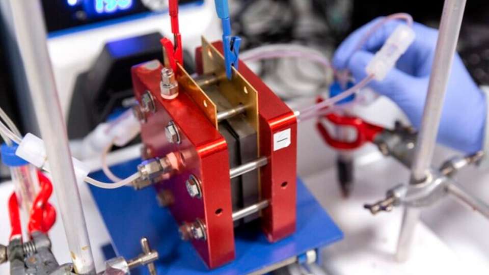 Polymermembran für grüne Energie und Ressourcengewinnung Ein Prototyp einer Redox-Flow-Batterie zur Energiespeicherung. Veränderungen der Struktur im Nanomaßstab können dazu beitragen, Ionenaustauschmembranen für den Einsatz in Geräten wie Durchflussbatterien zu verbessern.
