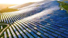 Lösungen für große Solarparks und anspruchsvolle Gewerbeanlagen Solarwechselrichter für maximale Energieausbeute: Die neuen Modelle vereinen neue Technologien und fortschrittliche Sicherheitsfunktionen, um den Anforderungen moderner PV-Anlagen gerecht zu werden.