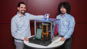 Energieeffizientes Kühlen und Heizen mit Elastokalorik Wie die Elastokalorik kühlt, zeigt das Forschungsteam auf der diesjährigen Hannover Messe mit dem ersten Kühlschrank-Prototyp. Die Doktoranden Lukas Ehl (links) und Ivan Trofimenko (rechts) forschen mit an der neuen Klimatechnologie.