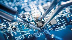 Wie nachhaltige Elektronikproduktion gelingen kann Die Elektronikfertigung ist energieintensiv, erzeugt schwer recycelbaren Abfall und erfordert aufwendige Verpackungen, doch durch regenerative Energien, effiziente Maschinen und angepasste Recycling- sowie Verpackungskonzepte lassen sich Nachhaltigkeitsziele erreichen.