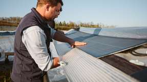 Agri-PV für bestehende Witterungsschutzsysteme Das Fraunhofer ISE und VOEN Vöhringer haben PV-Module entwickelt, die leicht genug sind, um auf klassischen Witterungsschutzsystemen für Sonderkulturen aufgebracht zu werden.