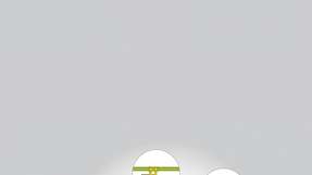 Steckerverbinderanschluss per goldener Nadel Beim AS-i-Flachkabel (li.) werden die Verbindungen zum durchgehenden Kabel über vergoldete Nadeln hergestellt, statt mit Steckern und Kabelstücken (re.).