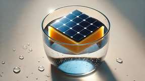 Solar-Schwamm filtert Wasser aus der Luft Ein internationales Forschungsteam hat ein solarbetriebenes Gerät entwickelt, das selbst bei geringer Luftfeuchtigkeit Wasser aus der Luft gewinnt. Die Technologie basiert auf einem modifizierten Holzverbundstoff mit schwammartiger Struktur, der durch Sonnenlicht aktiviert wird.