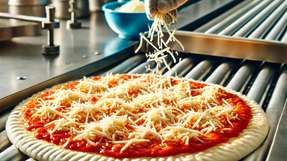 Lebensmittel verantwortungsvoll verarbeiten Vom Rohling bis zur belegten Tiefkühlpizza: Die Manufacturing Apps von Felten steuern und überwachen jeden Schritt der Produktion.