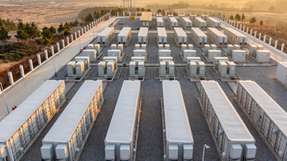 Batteriespeichersysteme: Kritische Hürden und Lösungen Mit der Weiterentwicklung der Batteriespeichertechnologien ergeben sich für die Hersteller neue Sicherheitsbedenken, Herausforderungen und Komplexitäten, denen sie begegnen müssen.