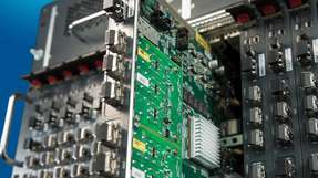 Heitec fertigt Systemplattform für Siemens Energy Frontansicht des Systems zur Hochspannungs-Gleichstrom-Übertragung