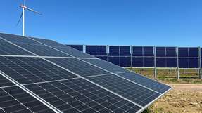 Hybrider Solarpark in Merzig: Sonne und Landwirtschaft im Einklang Der Clou der hybriden PV-Freiflächenanlage Merchingen/Brotdorf ist die intelligente Kombination von konventionellen, in klassischer Südausrichtung geneigten Modulen mit senkrecht aufgestellten, sogenannten Agri-PV-Modulen in Ost-West-Ausrichtung.