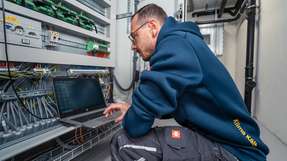 Moderne Kühltechnik für die Pharmaindustrie Ein Servicetechniker von Klima Kälte Kopp bei der Inbetriebnahme eines modernen Kühlanlagen-Systems: Über eine Software-Schnittstelle werden alle Funktionen der Anlage überwacht, parametriert und auf maximale Effizienz abgestimmt.