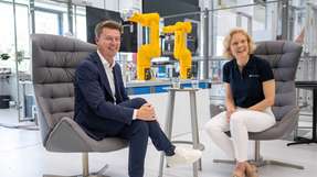 „Mensch. Maschine. Miteinander“  Links: Hubertus Breier, Vorstand Technologie und Innovation bei Lapp. Rechts: Prof. Dr. Katharina Hölzle, Institutsleiterin IAT der Universität Stuttgart, geschäftsführende Institutsleiterin Fraunhofer IAO und Technologiebeauftragte der Ministerin für Wirtschaft, Arbeit und Tourismus Baden-Württemberg.