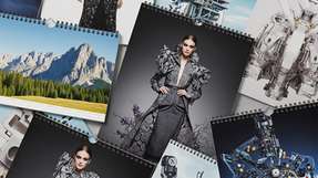 93 Achsen – 1.800 Fotokalender pro Stunde Durrer Spezialmaschinen aus Immensee hat mit der neuen Produktionsanlage Fourcut/Wiro 500 einen Meilenstein in der automatisierten Kalenderfertigung gesetzt. Über 90 dynamisch gesteuerte Servoachsen, modernste PC-basierte Steuerungstechnik von Beckhoff und ein durchgängiges Automatisierungskonzept ermöglichen eine flexible, hochdynamische und qualitativ hochwertige Produktion von bis zu 1.800 Fotokalendern pro Stunde – bei minimalem Personalaufwand und maximaler Variantenvielfalt.