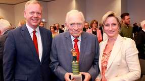 Rutronik-Gründer erhält Preis für Lebenswerk Preisträger Helmut Rudel, Gründer von Rutronik aus Ispringen, mit Dr. Nicole Hoffmeister-Kraut (rechts) und Matthias Neth (links).