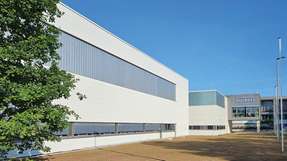 Automatisierung schafft neue Standards in der Prozessventil-Montage Effizienz auf rund 6.000 m2: Der Neubau am Bürkert-Standort Öhringen kombiniert Fertigung und Montage mit einem automatischen Kleinteilelager und einem Schmalgang-Palettenlager.