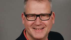 KI einfach integrieren  Stefan Bergstein ist Principal Chief Architect im Red Hat Field CTO Team mit einem Fokus auf innovative Open-Source-Softwarelösungen für die Fertigungs- und Automobilindustrie. Er ist ein Experte für IoT, Machine Learning und Cloud und verfügt über einen umfassenden Hintergrund in der Softwareentwicklung. Vor seiner Tätigkeit bei Red Hat arbeitete Stefan für ISVs als Softwarearchitekt mit Schwerpunkt auf IT- und Hybrid-Cloud-Management-Produkten. Darüber hinaus sammelte er praktische Erfahrungen in der Fertigung in der Luftfahrt- und Prozessindustrie.